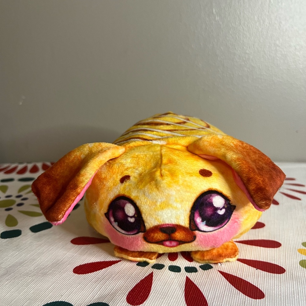 Cookeez Makery Baked Treatz Scented Dog Cinnamon Roll Plush Sounds- Plush Only